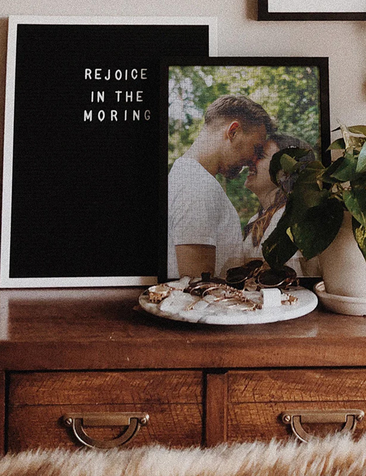 Schwarzer Bilderrahmen mit hochwertigem Fotoprint – schlankes Profil, präzise gefertigt für personalisierte Fotoposter.