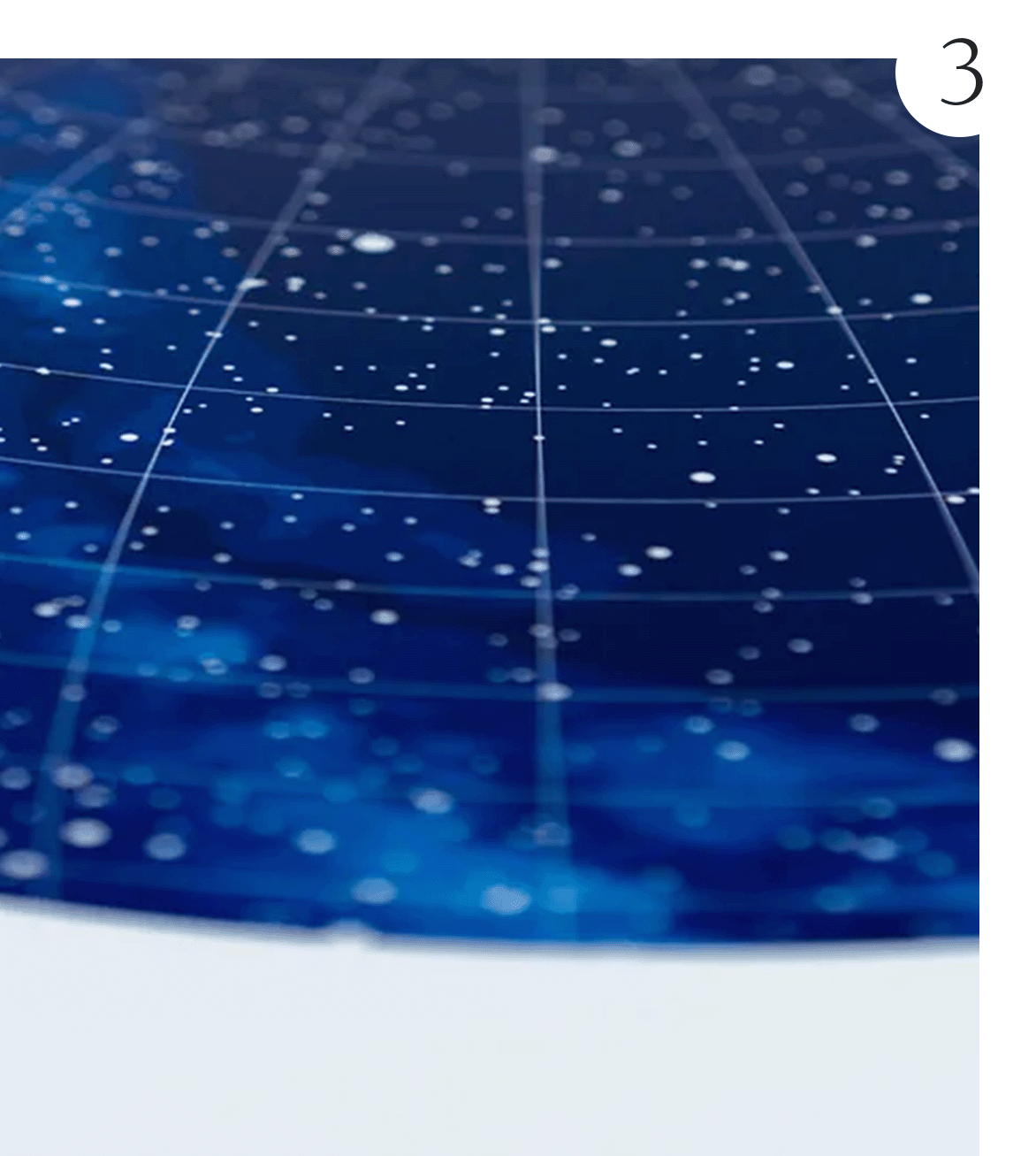 Hochwertiger Kunstdruck einer Sternenkarte mit feinem Koordinatennetz und klaren Sternpunkten auf tiefblauem Hintergrund – ideal als personalisiertes Wandbild oder individuelles Geschenk.