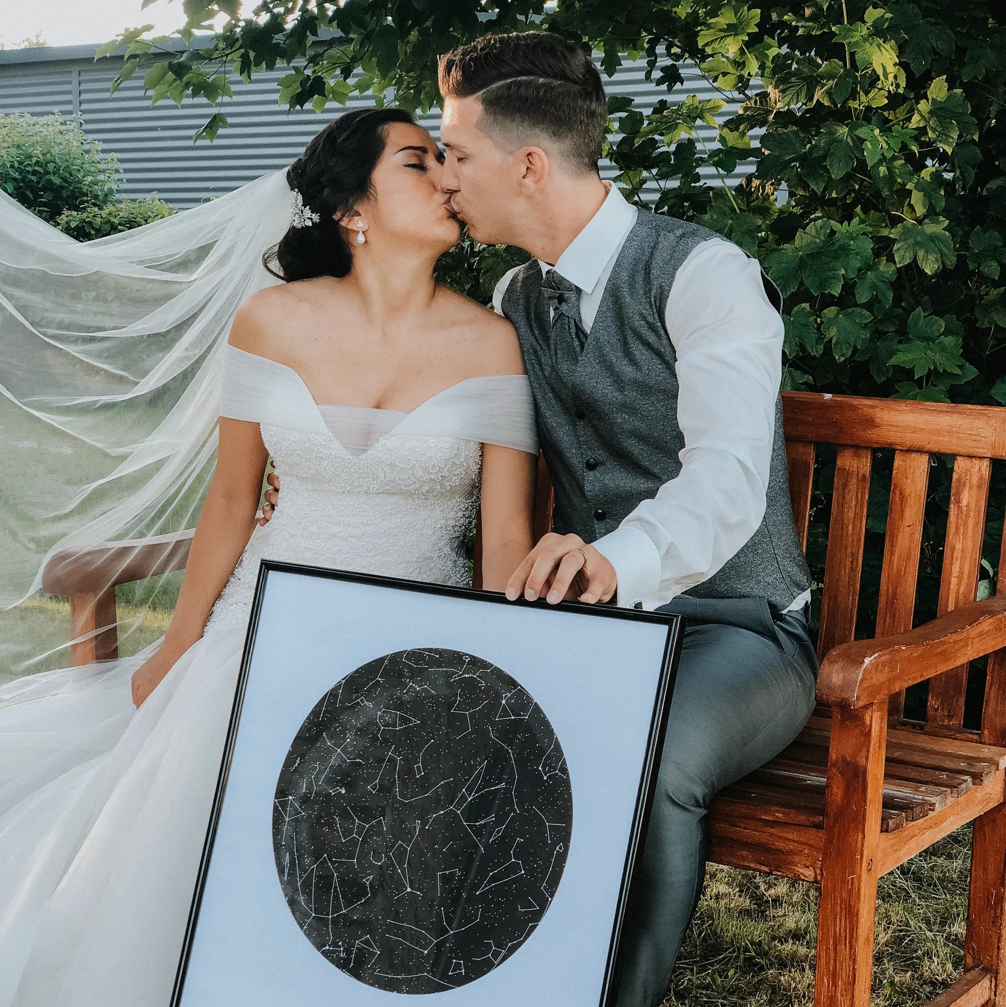 Personalisierte Sternenkarte als Hochzeitsgeschenk – zeigt den Sternenhimmel vom Tag der Trauung, individuell gestaltet mit Datum, Ort und Konstellationen, ein besonderes Erinnerungsstück zum Hochzeitstag.