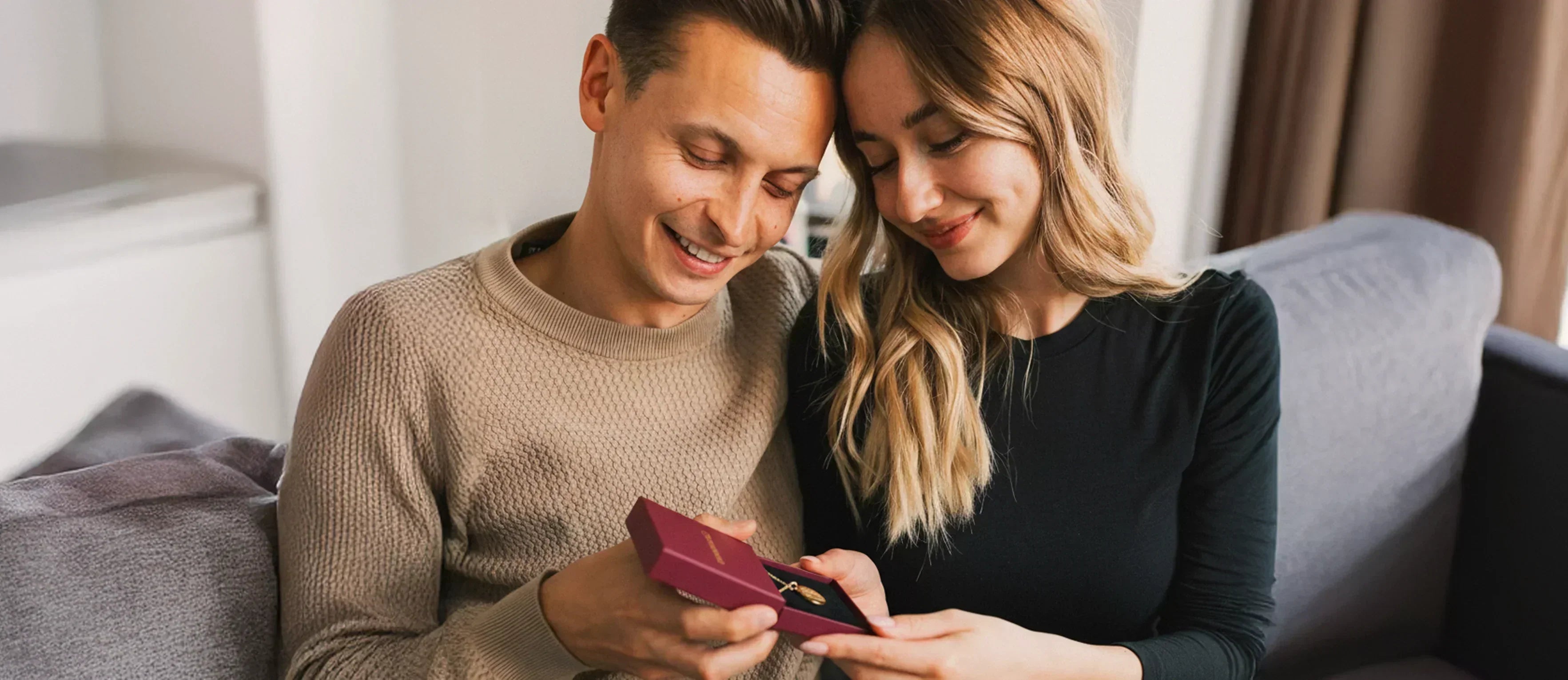 Zwei Personen betrachten eine Kette in einer Schmuckschachtel als persönliche Geschenkidee