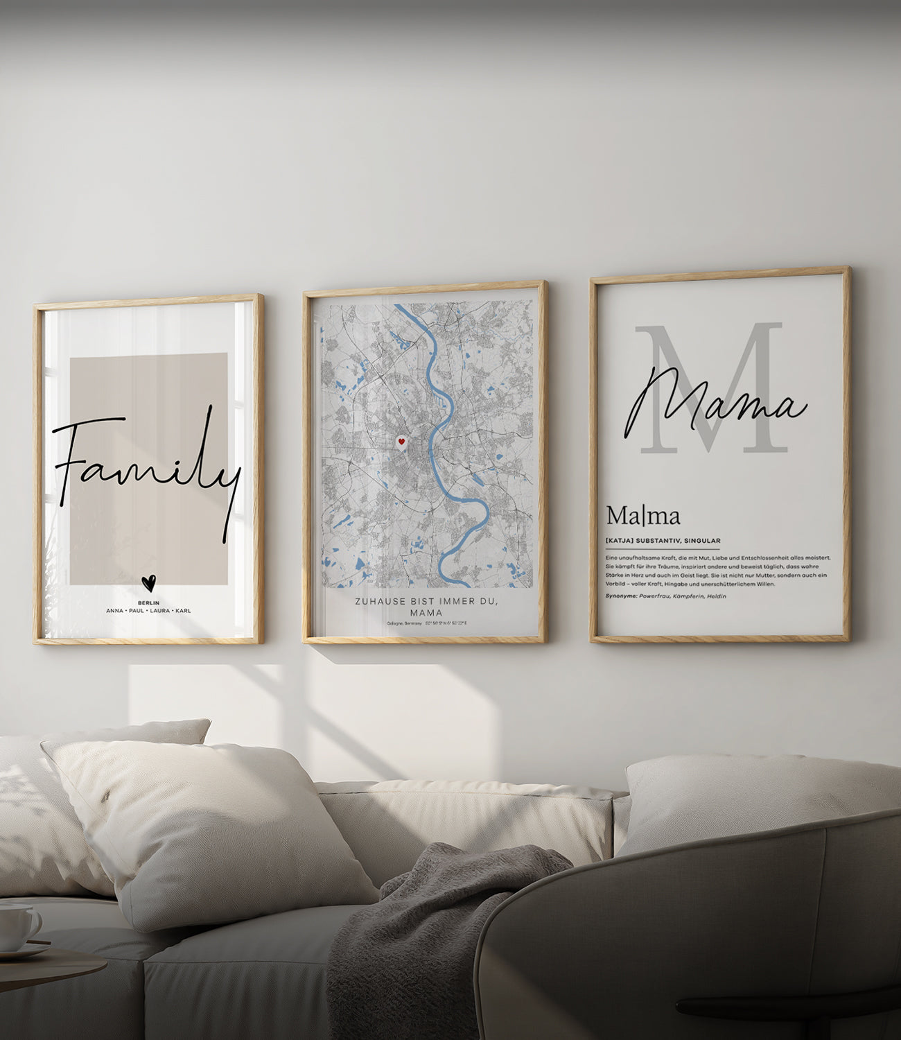 Drei Poster, drei persönliche Geschichten: ein stilvoller Fotodruck mit Wunschtext, eine detailreiche Stadtkarte mit markiertem Herzensort und ein liebevolles Mama-Poster mit Definition. Perfekt als Geschenkidee für die Familie oder als individuelle Wanddeko mit Bedeutung.